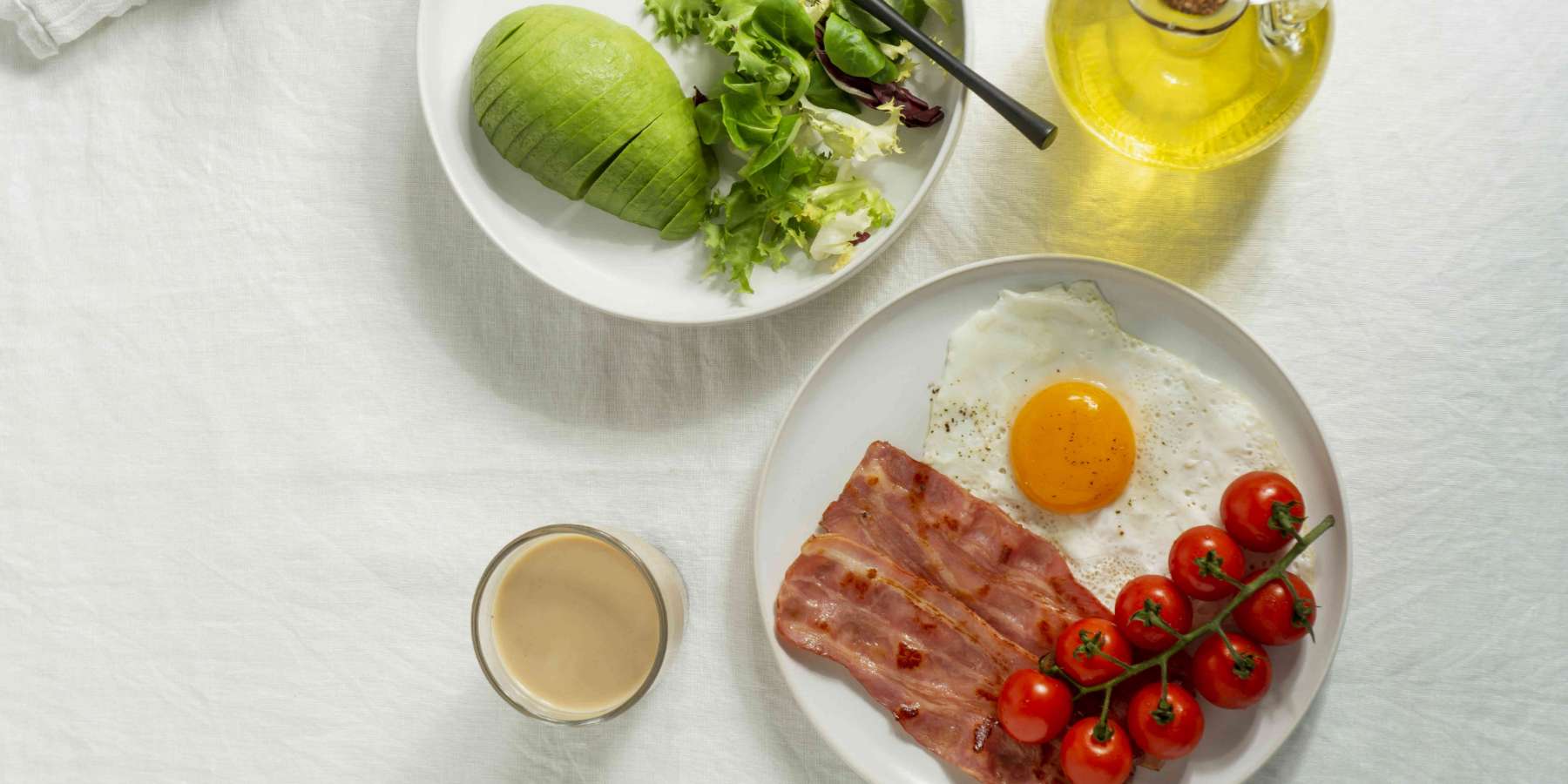 jajka, awokado, pomidory - ketogeniczne śniadanie